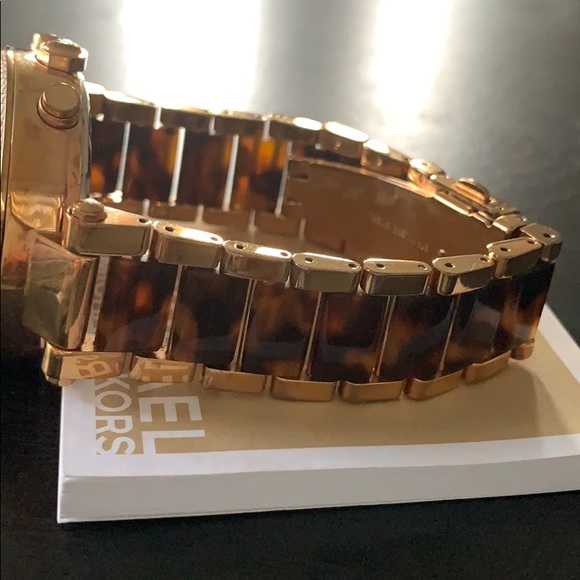 Michael Kors rose gold cheetah watch - Picture 4 of 4